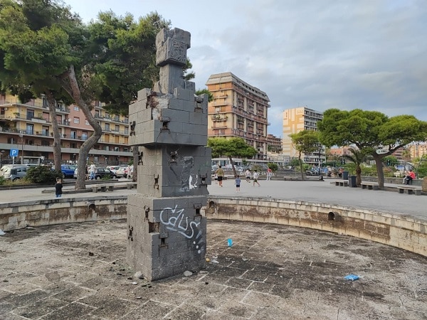 Catania, “vandalismo e degrado” in piazza Europa: la segnalazione del consigliere Cardello
