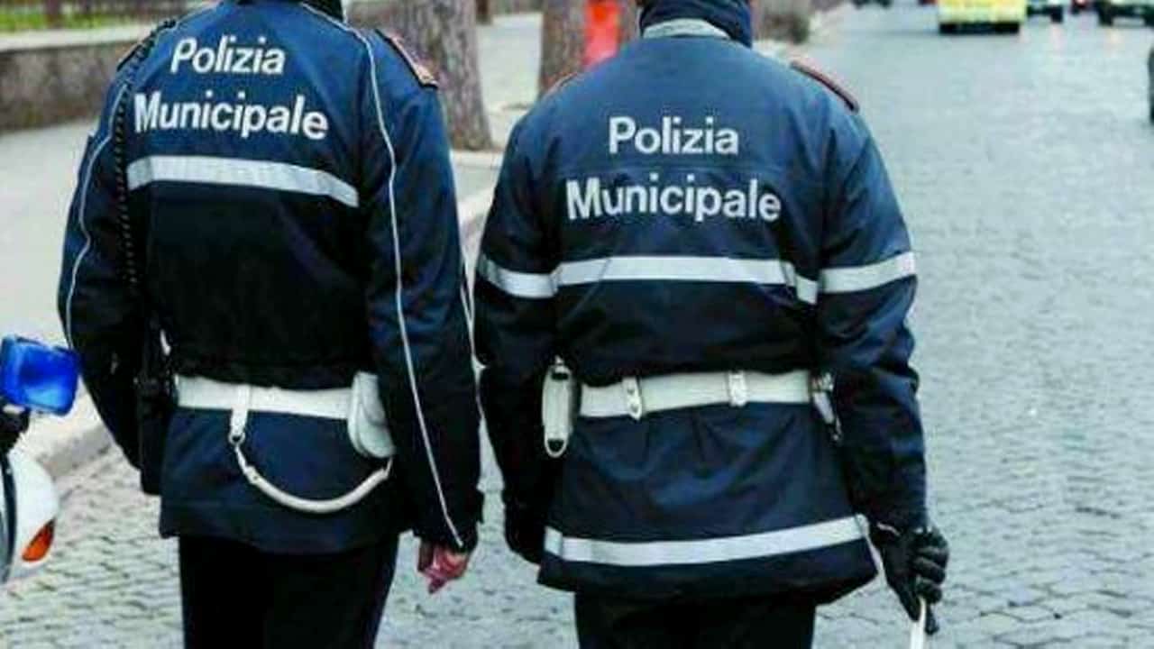 Incidente in via Sampolo, 20enne tampona auto parcheggiata e si ribalta