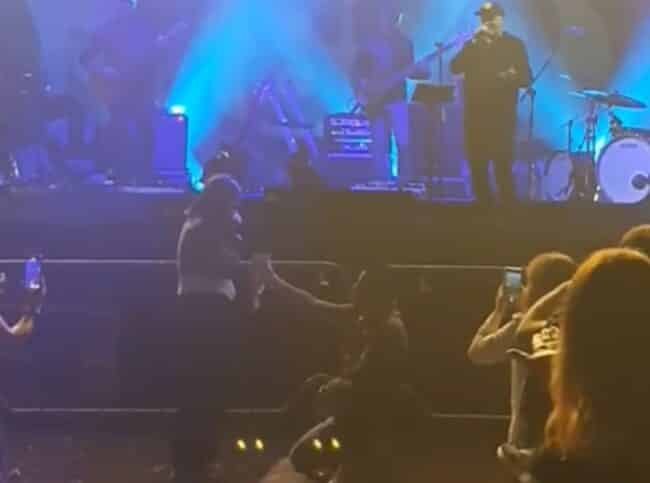 Catania, al concerto di Max Pezzali scatta la magia: proposta di matrimonio sulle note di “Come mai” – VIDEO