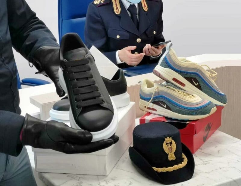 Scarpe contraffatte in corso Vittorio Emanuele, da Nike a Gucci: denunciato senegalese