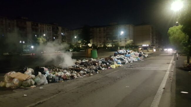 Aumentano le strade-discarica e spazzatura bruciata nel IV Municipio di Catania