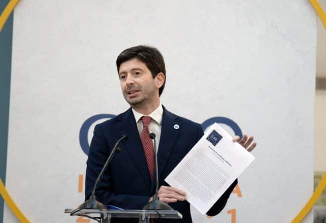 Covid Italia, ministro Speranza: “A settembre terza dose Pfizer”, ecco da chi si inizia
