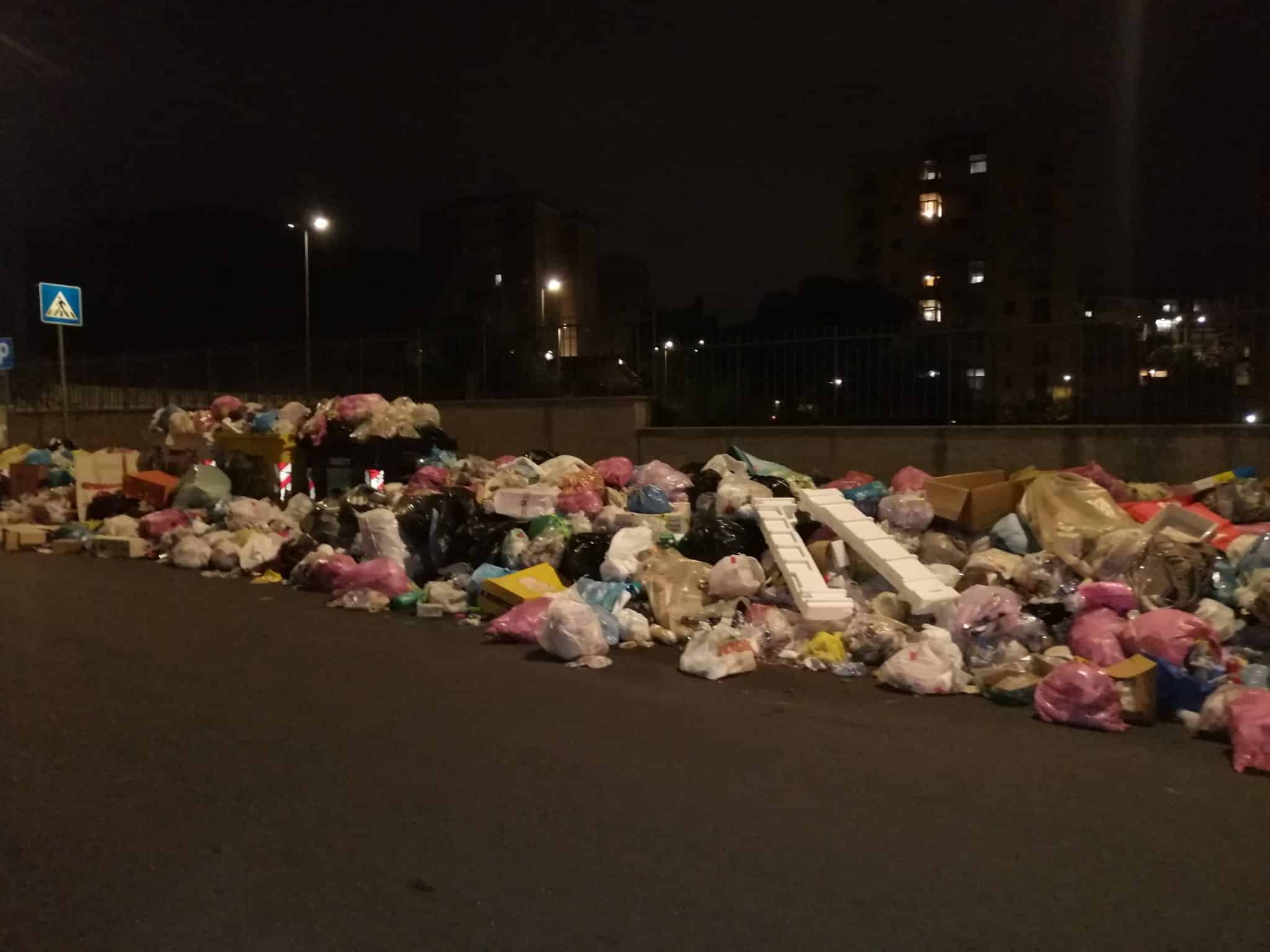Palermo “scoppia” di rifiuti: 40 i positivi nell’azienda che si occupa della raccolta, 8 in quarantena