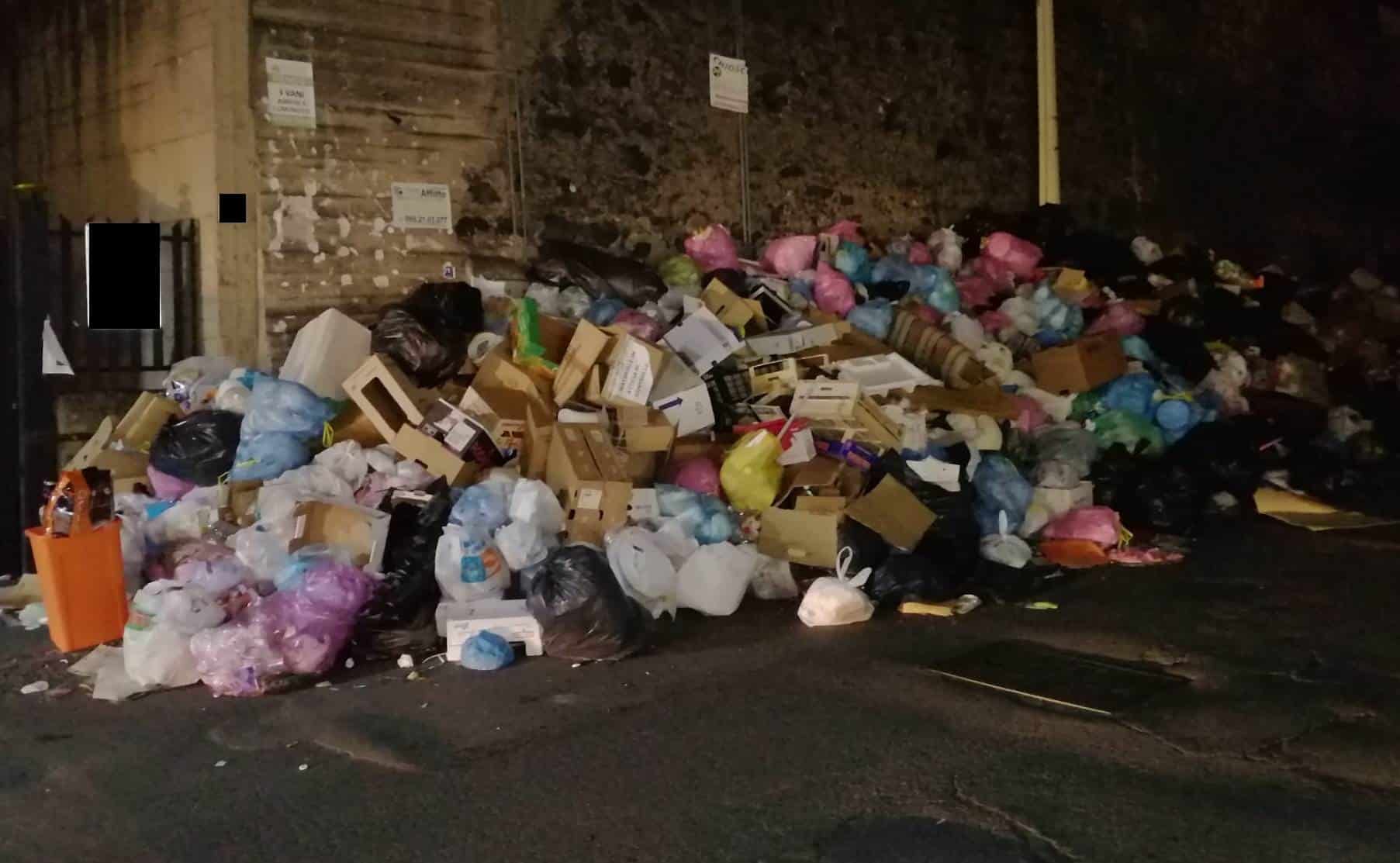 Catania, ancora montagne di rifiuti non raccolte. Parisi (Comitato Romolo Murri): “Attendiamo il piromane?”