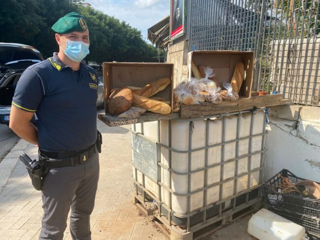 Pane e biscotti tra la polvere, maxi sequestro: oltre 40 Kg di prodotti in cattivo stato