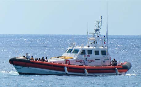 Lampedusa, soccorsi 78 migranti che lottavano contro le onde: l’intervento della Guardia Costiera