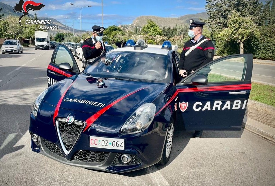 Palermo, beccati accovacciati a rovistare dentro un’auto: scatta l’arresto per 2 giovani
