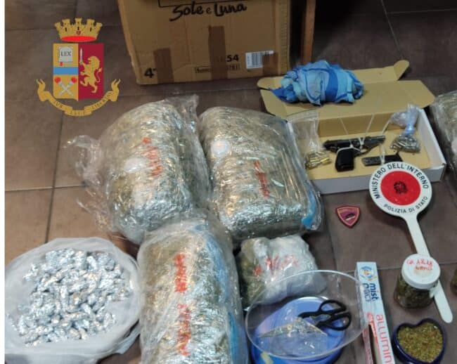 Spaccio e sequestro di marijuana, il blitz delle Volanti e della Mobile sorprende il pusher