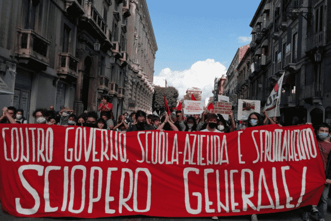 Catania, sciopero generale degli studenti: “Non vogliamo scuola-azienda”