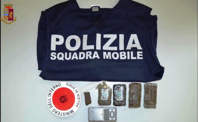 Sorpreso mentre cede droga, in casa 400 grammi di hashish – FOTO e VIDEO