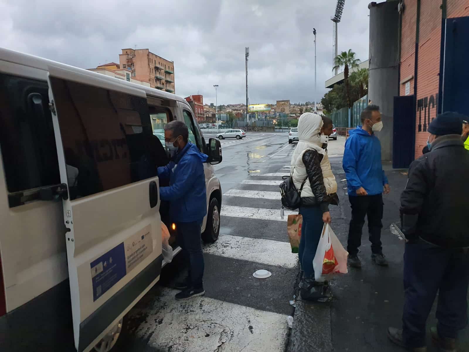 Catania e provincia sott’acqua, i senzatetto trovano rifugio al PalaSpedini: accolte le prime persone