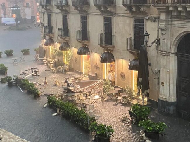 Catania aggredita dal maltempo, tromba d’aria e pioggia si abbattono sulla città: danni e tanta paura