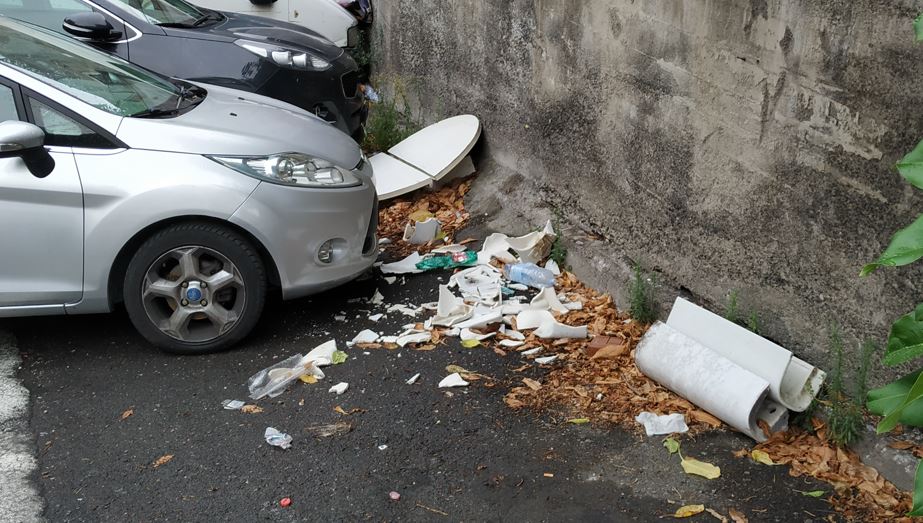 Catania, quartiere Borgo Sanzio: largo Pasolini tra rifiuti e sterpaglie, la denuncia di Comitato Vulcania