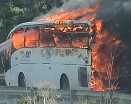 Paura in Sicilia, autobus Ast viene fagocitato dalle fiamme: passeggeri vivi per miracolo