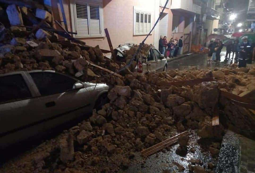 Paura in via Duilio, crolla una abitazione: auto sotto le macerie