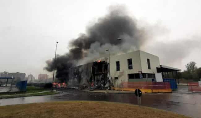 Aereo precipita su edificio in ristrutturazione, 8 morti e nessun sopravvissuto