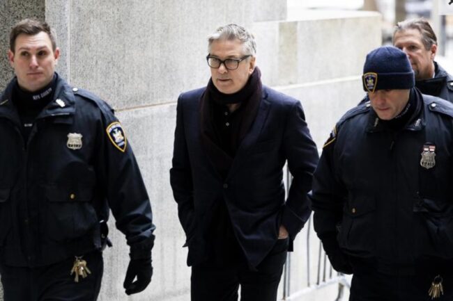Sangue sul set di “Rust”, Alec Baldwin spara con la pistola carica: un morto e una persona ferita