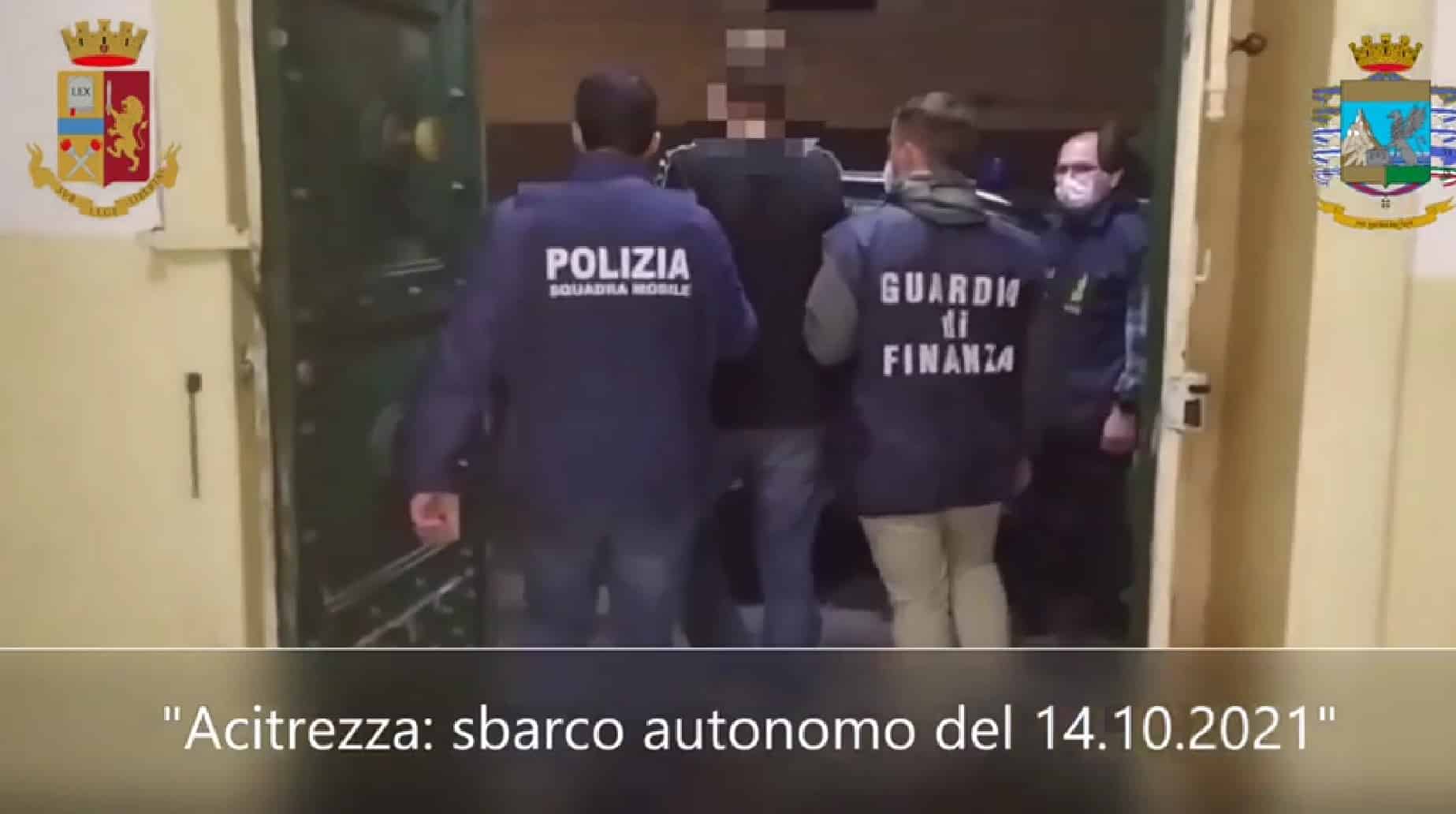 Migranti sbarcati ad Acitrezza, fermati i due scafisti: visitavano Catania a bordo di un bus turistico – VIDEO