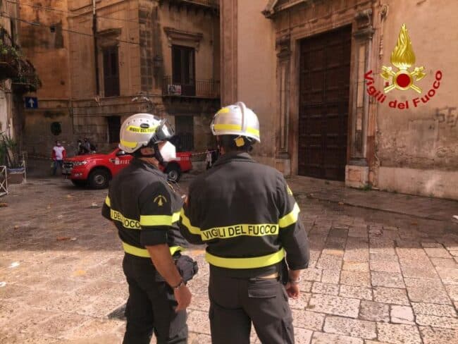 Fulmine colpisce facciata della chiesa, colpite diverse auto parcheggiate: divieto di sosta nell’area interessata