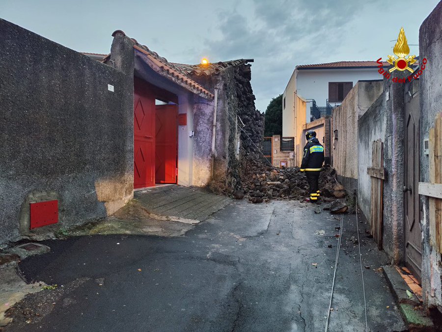 Catania, ancora maltempo e interventi in corso: crolla il muro di un’abitazione a Camporotondo