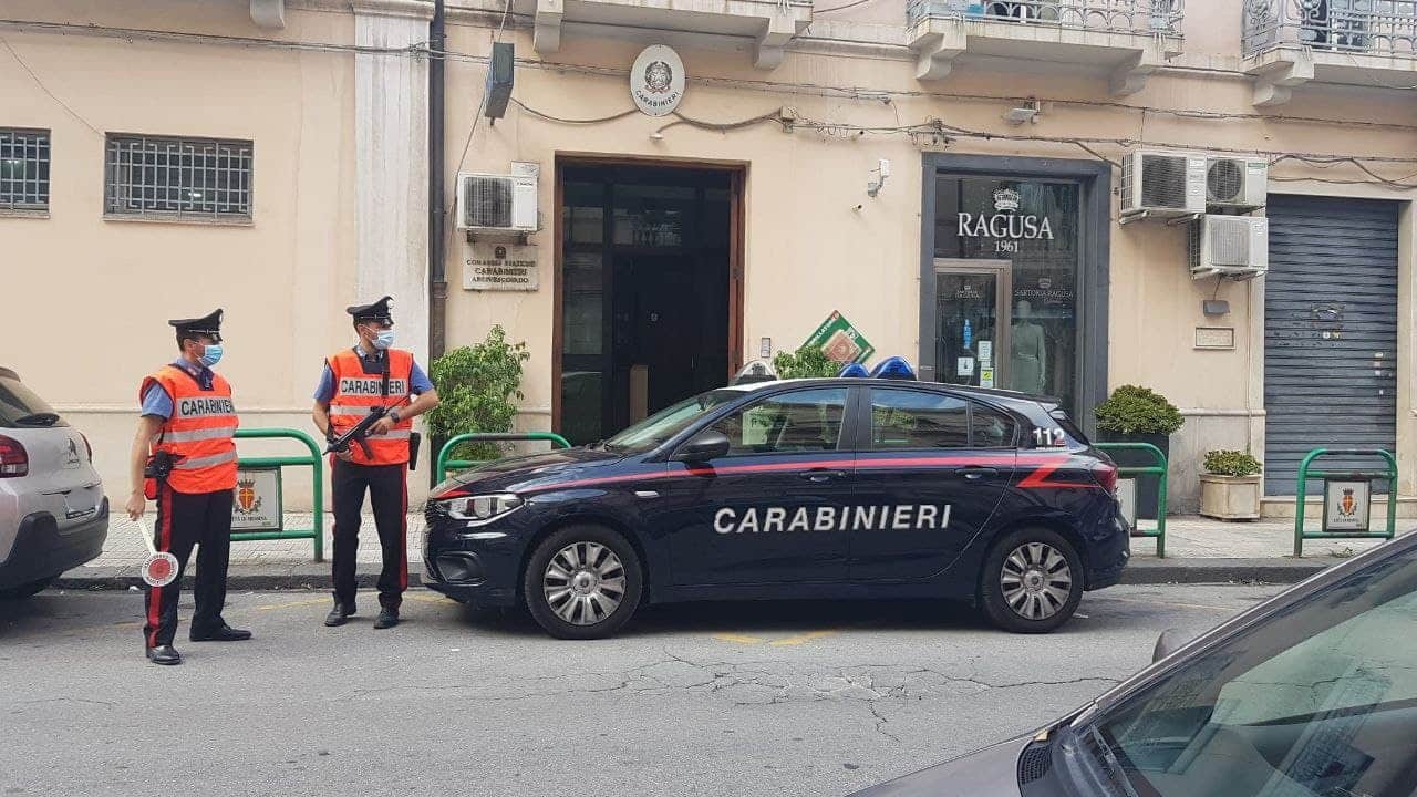 Ruba gli occhiali dallo scaffale del negozio e si dà alla fuga, 22enne bloccato dai carabinieri