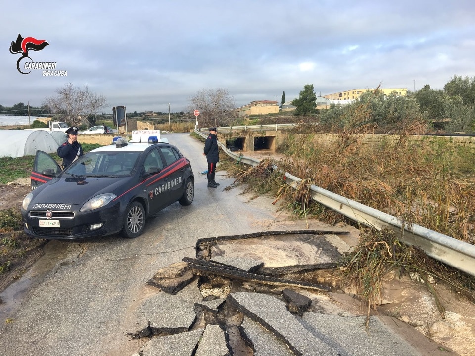 Maltempo in Sicilia, numerosi soccorsi nel Siracusano: famiglia bloccata nel fango slavato da unità pluviale