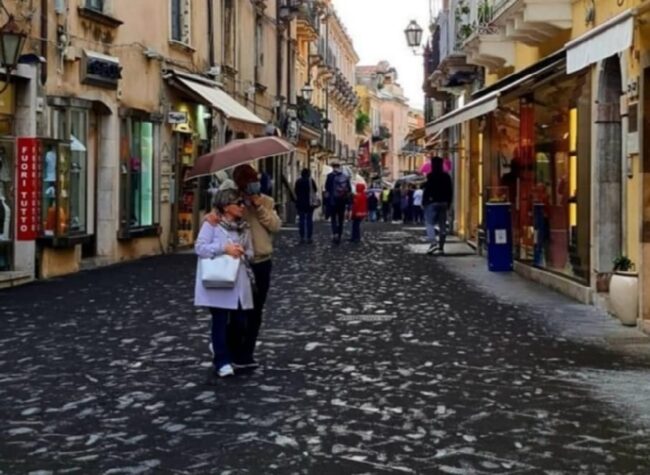 Eruzione dell’Etna, la cenere annerisce anche Taormina e l’autostrada A18 Messina-Catania: la situazione