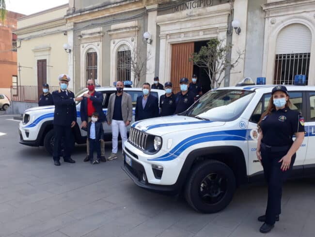 Poliziotti nel Catanese salvano un uomo dentro un’auto in fiamme: encomi ed elogi per gli agenti