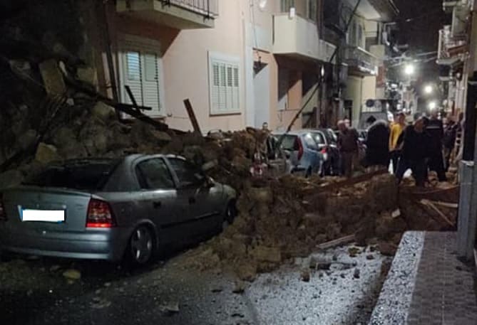 Abitazione crollata in via Duilio, tanta paura ma nessun ferito: iniziati i lavori di demolizione