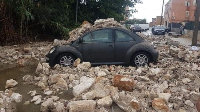 Pioggia “infernale” in città, famiglie evacuate e strade allagate. Morto un uomo, ferita un’altra persona