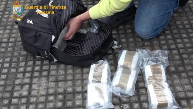 Droga nascosta nel trolley, il fiuto dei cani “Sara” e “Dandy” smaschera il corriere: scattano le manette – VIDEO