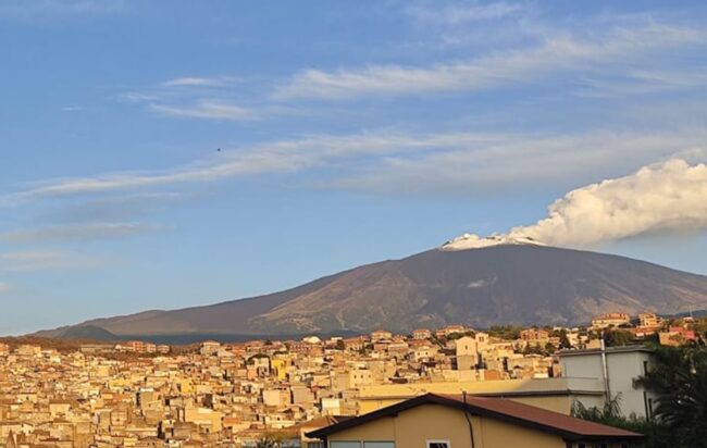 C’è la prima neve sull’Etna, sprazzi di bianco sui crateri mentre il vulcano torna a “fumare”