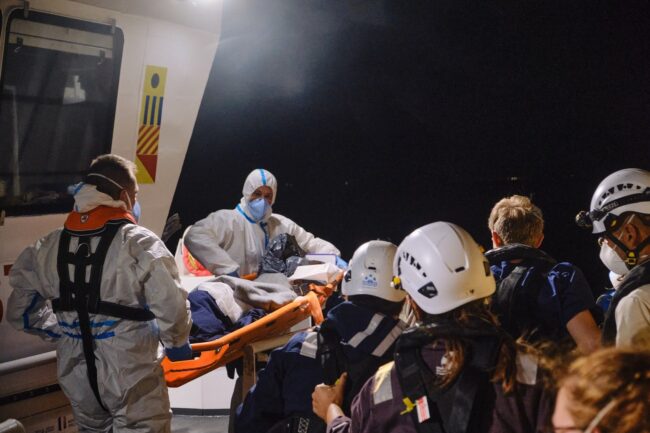 Sea Watch 3, altra donna incinta costretta a lasciare la nave: “I migranti devono sbarcare subito, è stillicidio”