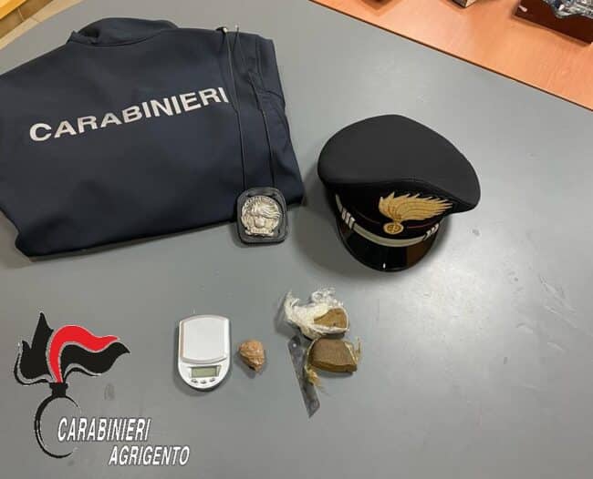Pusher come “pollicino”, inciampa scappando dai militari e “semina” le tracce di droga a terra: 40enne in manette