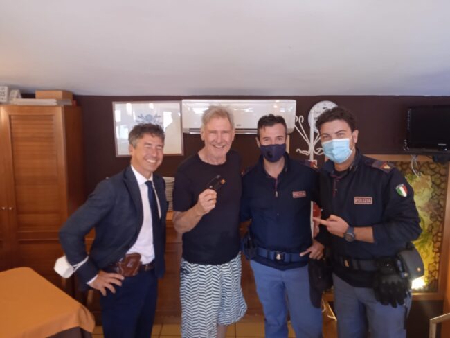 Harrison Ford perde la carta di credito a Mondello, un cittadino la restituisce: salvo il conto di “Indiana Jones”