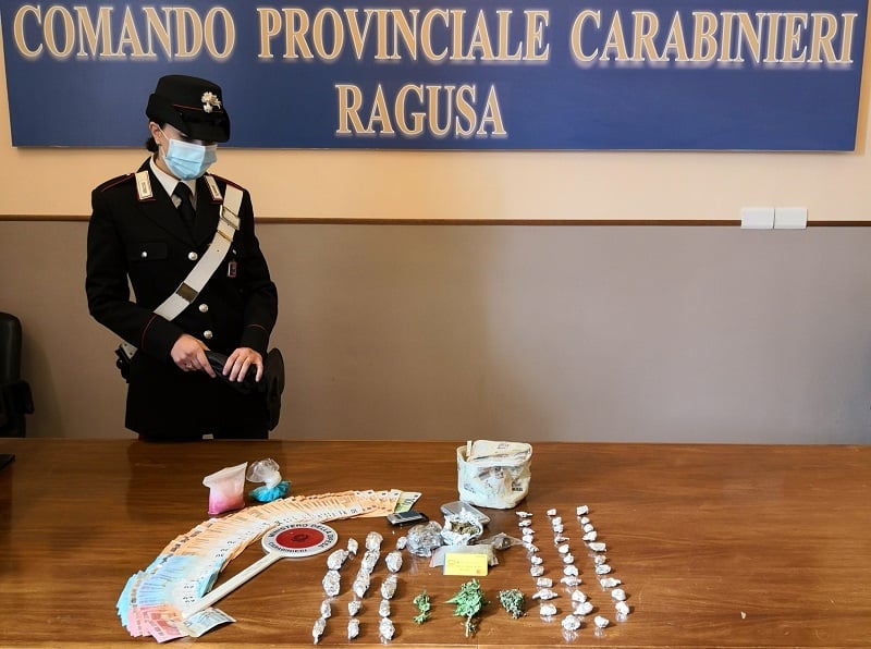 Arrotondavano il Reddito di Cittadinanza spacciando droga: arrestato un giovane, denunciata la compagna