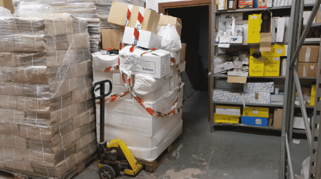 Vendeva buste di plastica illecitamente, sequestrato il materiale e sanzionato il responsabile