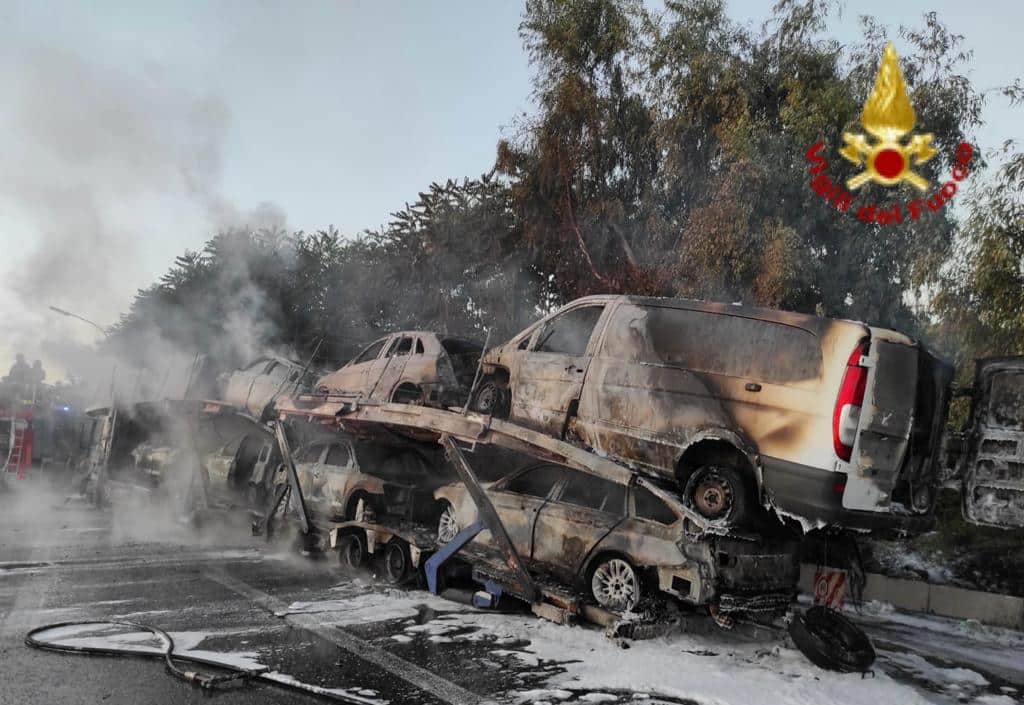 Maxi incendio lungo la A18, a fuoco autoarticolato che trasportava 8 auto e 1 furgone – FOTO e VIDEO