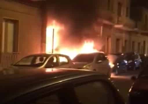 Paura nella notte, fiamme distruggono due auto e minacciano case: residenti in strada