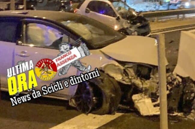 Terribile schianto in serata, due auto entrano in collisione: feriti in ospedale, detriti a terra