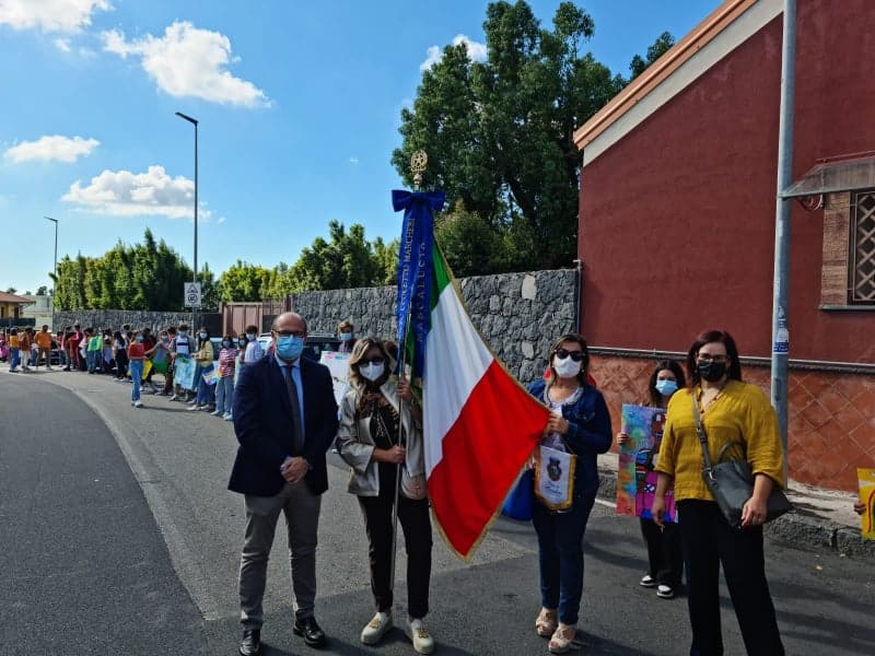 “Catena della pace” all’IIS “C. Marchesi”, studenti e docenti in una marcia di fraternità – FOTO