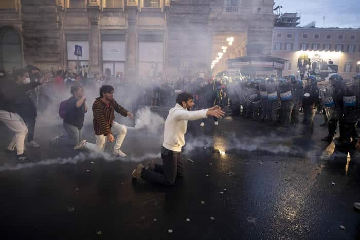 Violenze no Green Pass, distrutto Pronto Soccorso per “liberare” manifestante siciliano: “Fatto gravissimo”