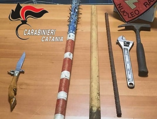 Da Adrano a Catania con coltelli e mazze in auto, 4 fermati si giustificano: “Così ci difendiamo dalle rapine”