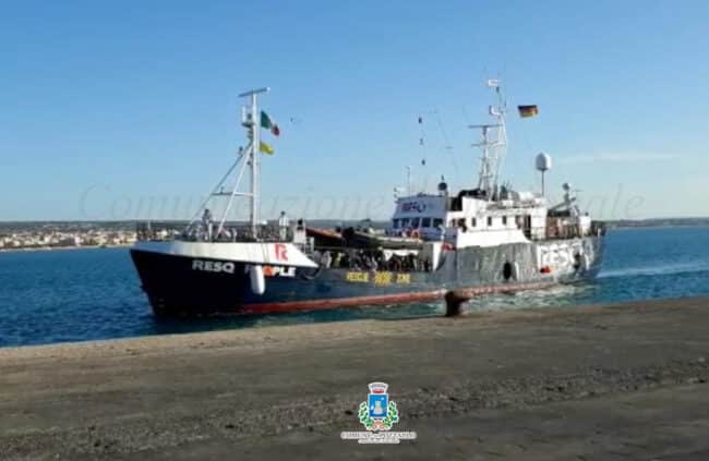 Nuovo sbarco di migranti in Sicilia, in 58 toccano terra dopo il salvataggio di “ResQ People”: pronto il trasferimento