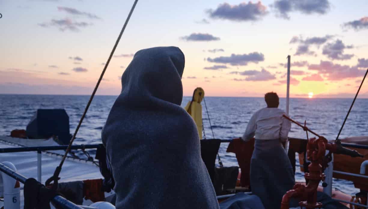 Migranti salvati dalla Sea Watch 3, notte trascorsa al largo delle coste siciliane: serve un porto sicuro