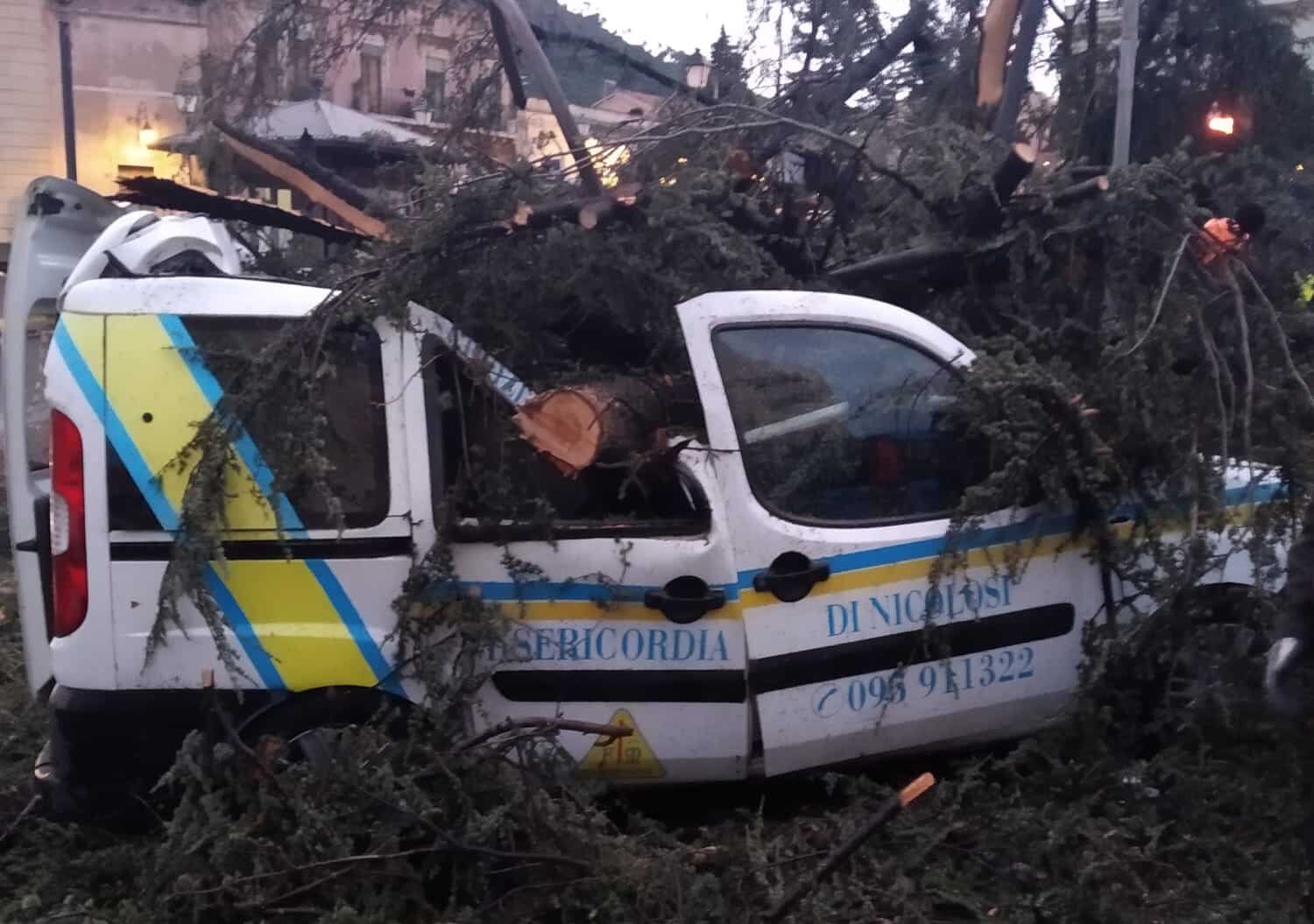 Maltempo a Catania, albero distrugge mezzo Misericordia Nicolosi: parte la raccolta fondi
