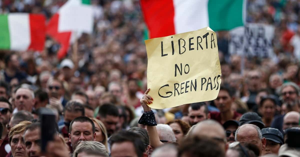 Green Pass, da oggi l’obbligo al lavoro: scoppiano proteste in Sicilia, si teme blocco merci