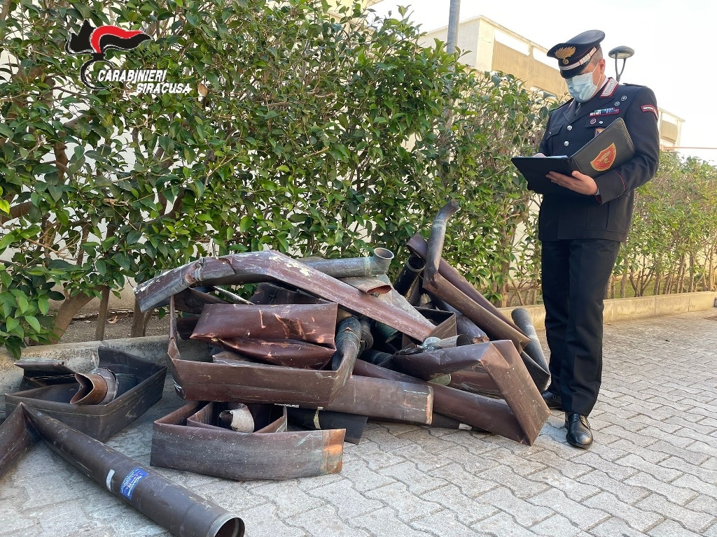 Ladri maldestri “strappano” grondaie di rame da edifici per rivendere l’oro rosso: beccati dai carabinieri