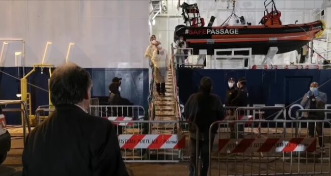La Geo Barents sbarca a Palermo, migranti al sicuro. Orlando li accoglie: “Benvenuti a casa!”