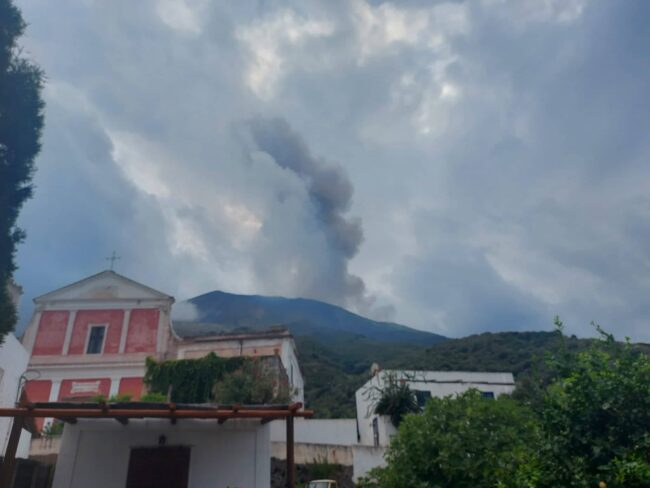 Stromboli, il vulcano si fa sentire: esplosione in corso, il bollettino dell’Ingv